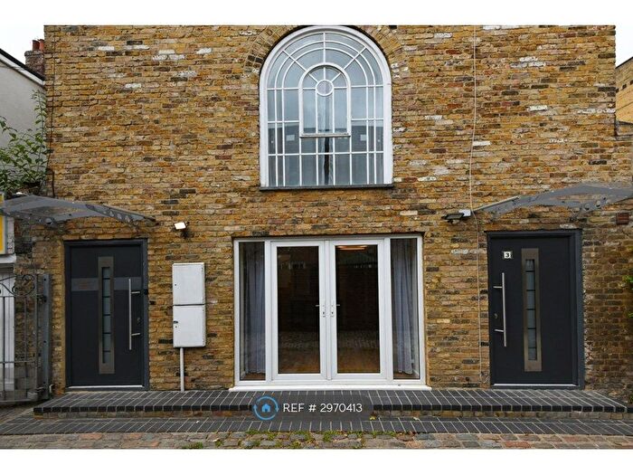 2 Bedroom Semi-detached House To Rent In Horse Yard, London, N1