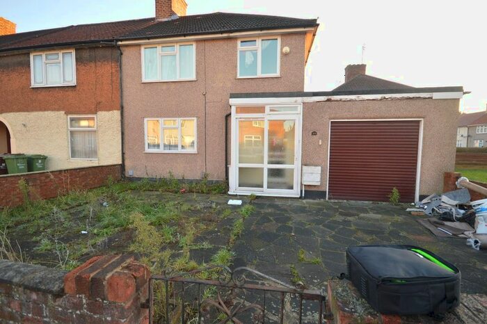 4 Bedroom Detached House To Rent In Bentry Road, Dagenham RM8