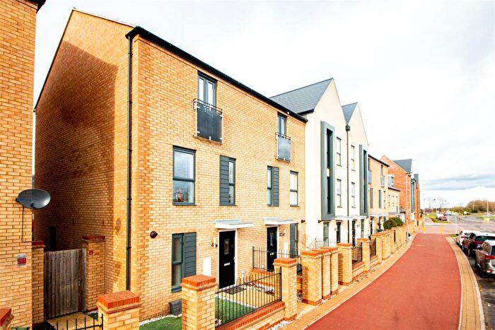 4 Bedroom End Of Terrace House To Rent In Barrosa Way, Whitehouse, MK8