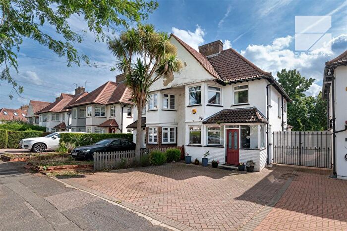 3 Bedroom Semi-detached House For Sale In Ropers Avenue, Highams Park, E4