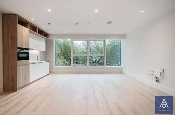 1 Bedroom Flat To Rent In Virginia House, Walton Street, HP21