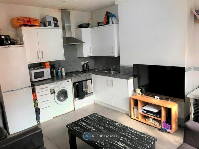 4 Bedroom Flat To Rent In Triangle Place, Clapham Common, SW4