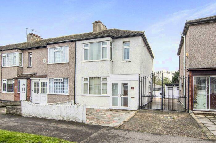 3 Bedroom House To Rent In Oliver Road, Rainham, RM13