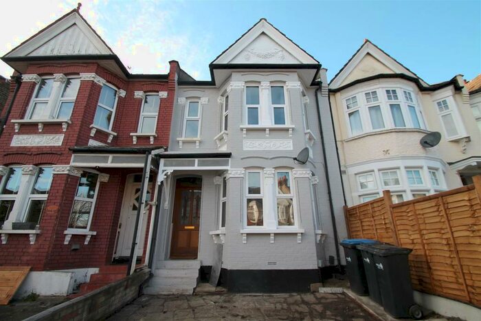 4 Bedroom House To Rent In New River Crescent, Palmers Green, London, N13