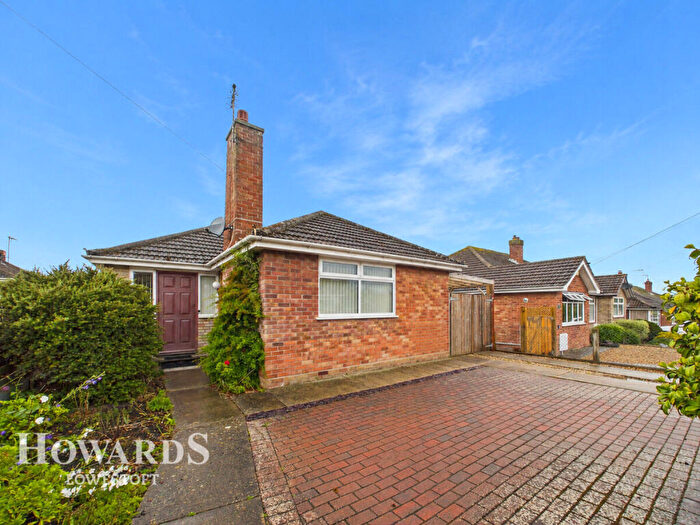 4 Bedroom Detached Bungalow For Sale In Hadleigh Drive, Oulton Broad, NR32