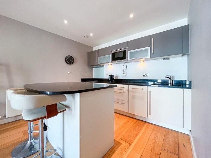 2 Bedroom Flat To Rent In Watermans Place, Wharf Approach, Leeds, LS1