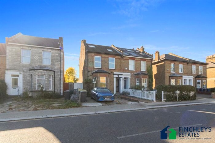 2 Bedroom Flat To Rent In Long Lane, London, N3