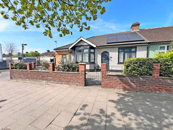 3 Bedroom Bungalow For Sale In Whalebone Lane South, Romford, Essex, RM6