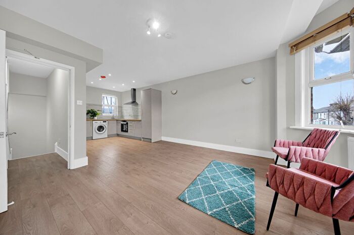 2 Bedroom Flat To Rent In Meanley Road, Manor Park, E12