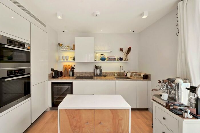 2 Bedroom Flat To Rent In Upper St. Martin's Lane, Covent Garden, London, WC2H