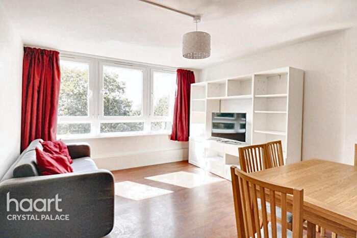2 Bedroom Flat For Sale In College Road, London, SE19