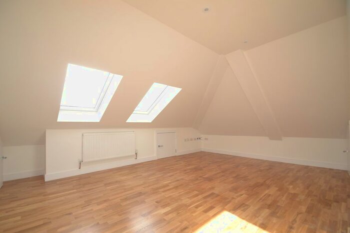 1 Bedroom Flat To Rent In Endsleigh Road, Top Floor Flat, Merstham RH1