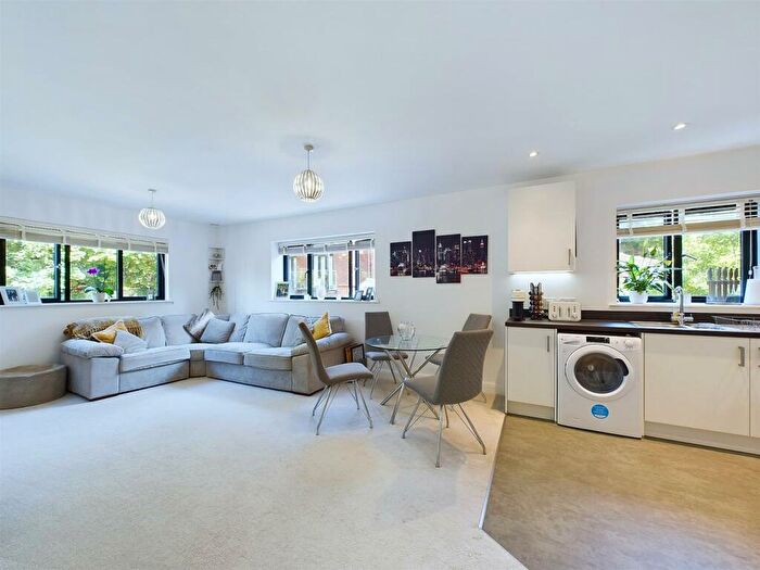 1 Bedroom Flat For Sale In Plough Lane, Purley, CR8