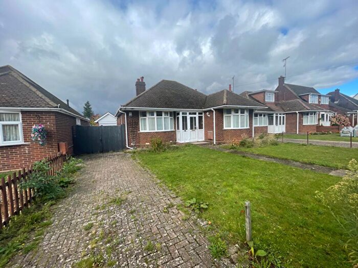 3 Bedroom Bungalow To Rent In Birdsfoot Lane, Luton, LU3