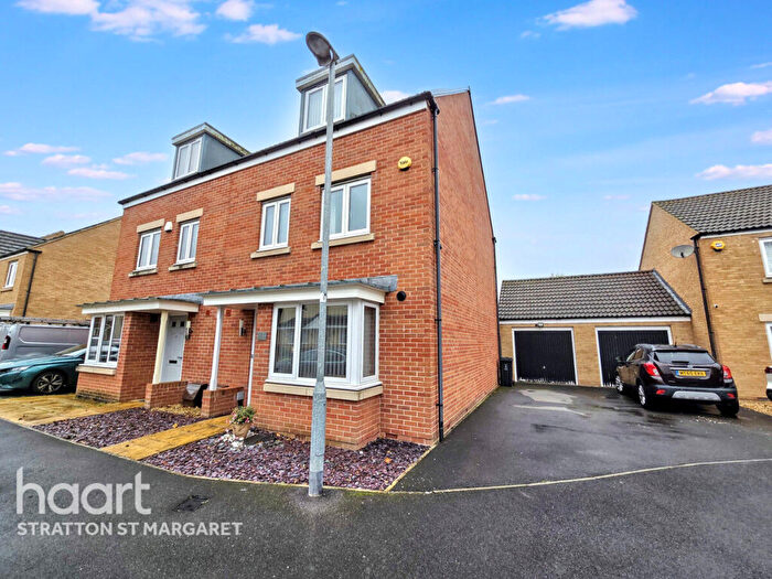 4 Bedroom Semi Detached House For Sale In Sanders Close, Swindon, SN2