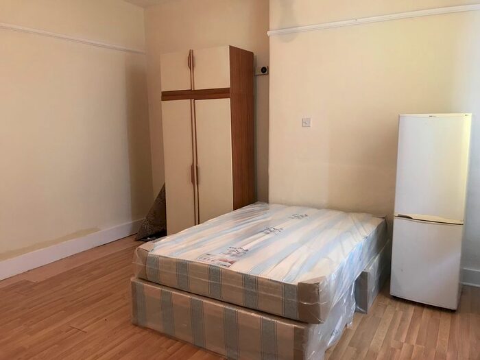Studio To Rent In Pownall Gardens, Hounslow TW3
