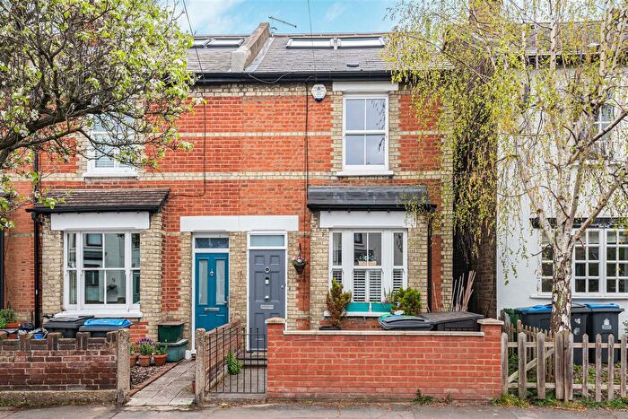 4 Bedroom End Of Terrace House For Sale In Cross Road, Kingston Upon Thames, KT2