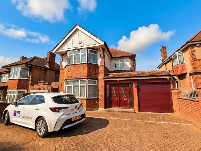 5 Bedroom Detached House To Rent In Powys Lane, Southgate, London, N14