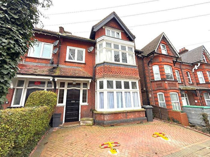 4 Bedroom Semi Detached House For Sale In Brantwood Road, Luton, LU1