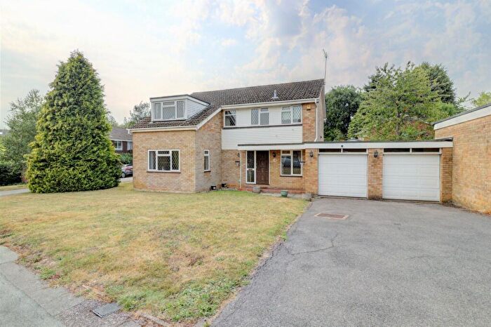 4 Bedroom Link Detached House For Sale In The Larches, Holmer Green, High Wycombe, Buckinghamshire, HP15