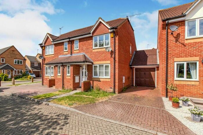 3 Bedroom Semi-Detached House To Rent In Copse Close, Slough, SL1