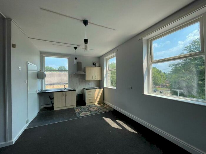 Studio To Rent In St Floor Flat, Westgate, Cleckheaton, BD19