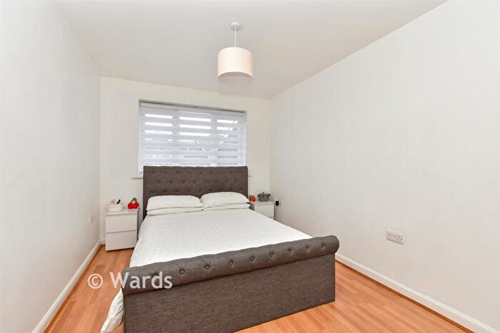 2 Bedroom Flat For Sale In Easton Drive, Sittingbourne, Kent, ME10