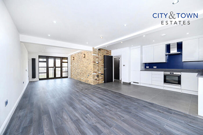 2 Bedroom Apartment To Rent In Copperfield Road, Mile End, East London, E3