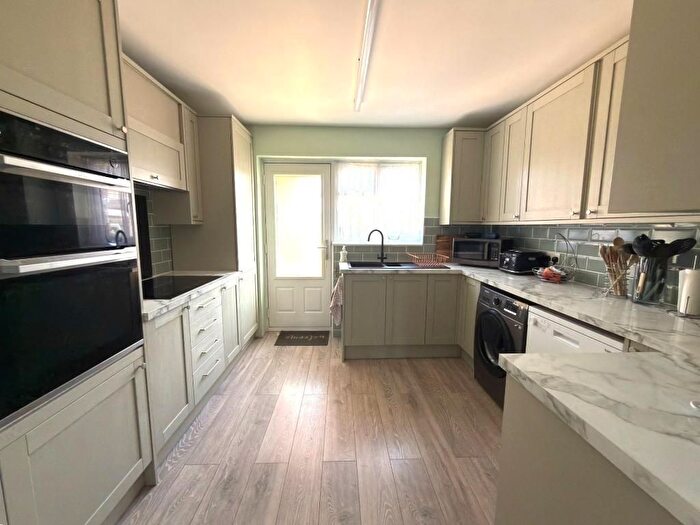 4 Bedroom End Of Terrace House For Sale In Friars Way, Farley Hill, Luton, Bedfordshire, LU1