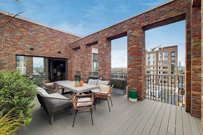 3 Bedroom Flat To Rent In Sayer Street, Elephant And Castle, London, SE17