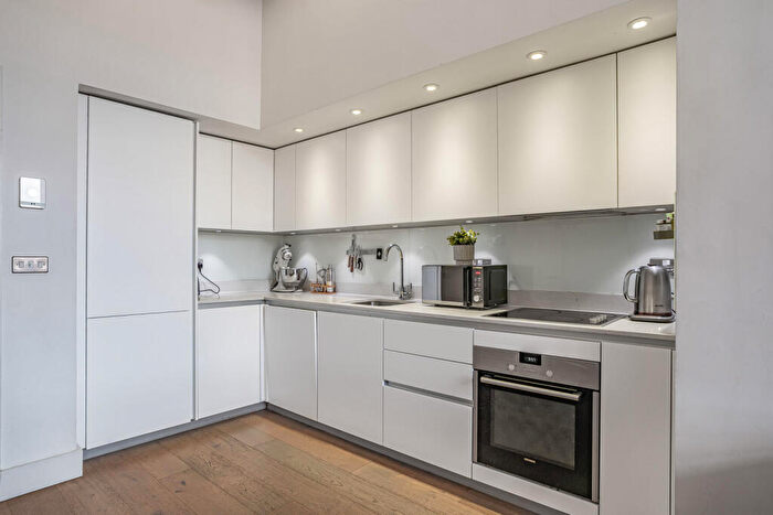 2 Bedroom Apartment For Sale In Chatham Place, London, E9 - Photo 2