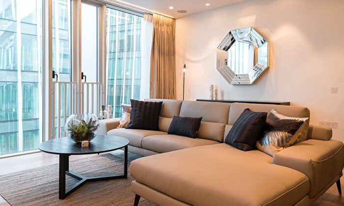 2 Bedroom Flat To Rent In Buckingham Palace Road, London, SW1W