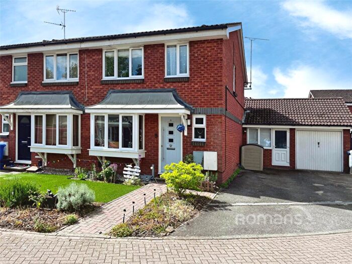 3 Bedroom Semi-Detached House For Sale In Rose Gardens, Farnborough, Hampshire, GU14