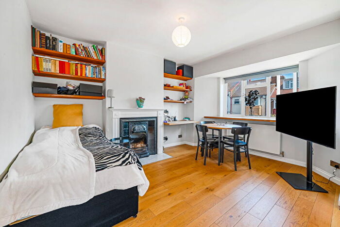 1 Bedroom Maisonette For Sale In Dartmouth Road, London, NW4