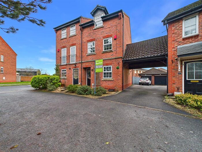 3 Bedroom Town House For Sale In Loxley Way, Brough, HU15