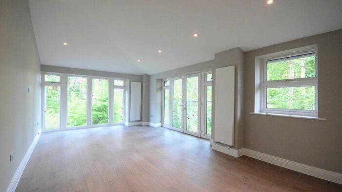 2 Bedroom Apartment To Rent In Dukes Ride, RG45