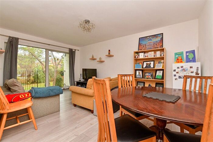 2 Bedroom Flat For Sale In Westmoreland Drive, Sutton, Surrey, SM2