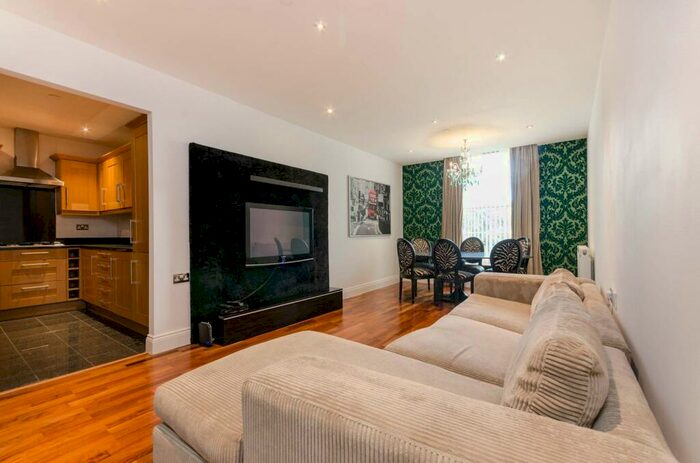 2 Bedroom Flat To Rent In Royal Drive, Friern Barnet, London, N11