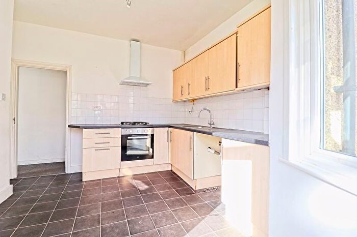 2 Bedroom Flat For Sale In Harcourt Avenue, Southend-On-Sea, SS2