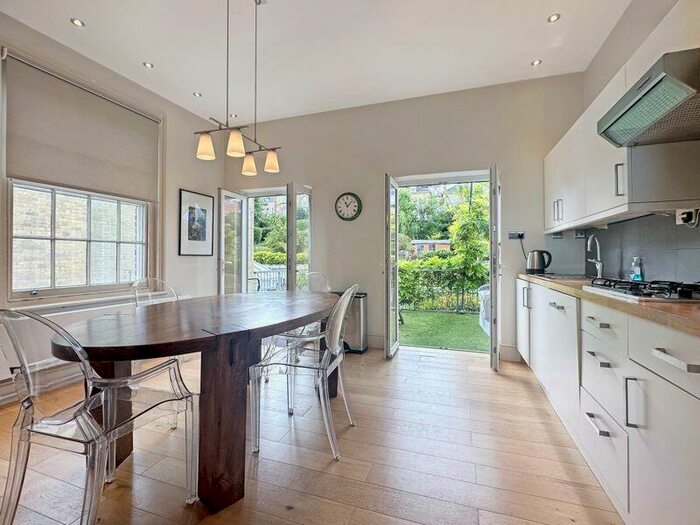 2 Bedroom Flat To Rent In Queens Road, Cowes, PO31