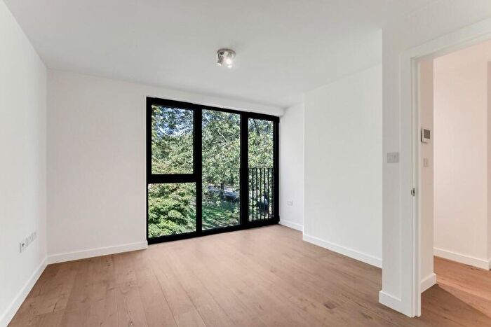 1 Bedroom Flat To Rent In Parkview House, Green Lanes, N8