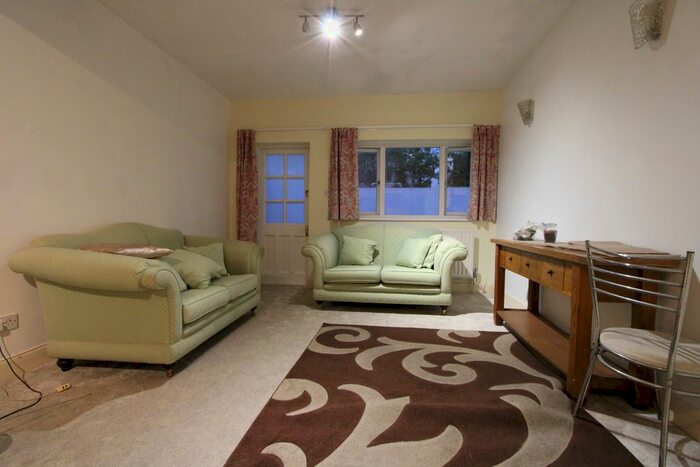 2 Bedroom Flat To Rent In Clifford Avenue, Richmond Upon Thames, SW14