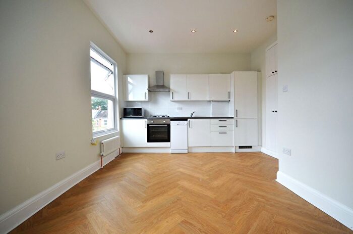 2 Bedroom Flat To Rent In Essex Road, Acton, W3