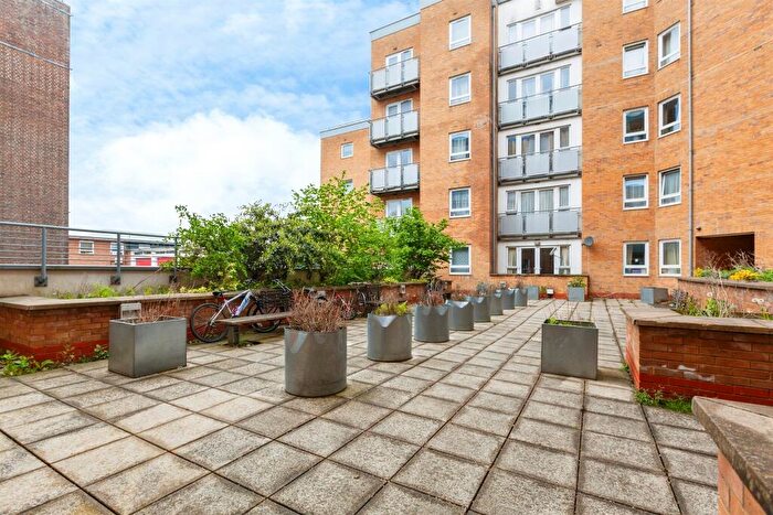 2 Bedroom Flat For Sale In Tuns Lane, Slough, SL1