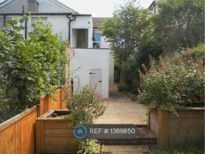 2 Bedroom Flat To Rent In Ridgeway, Redhill, RH1