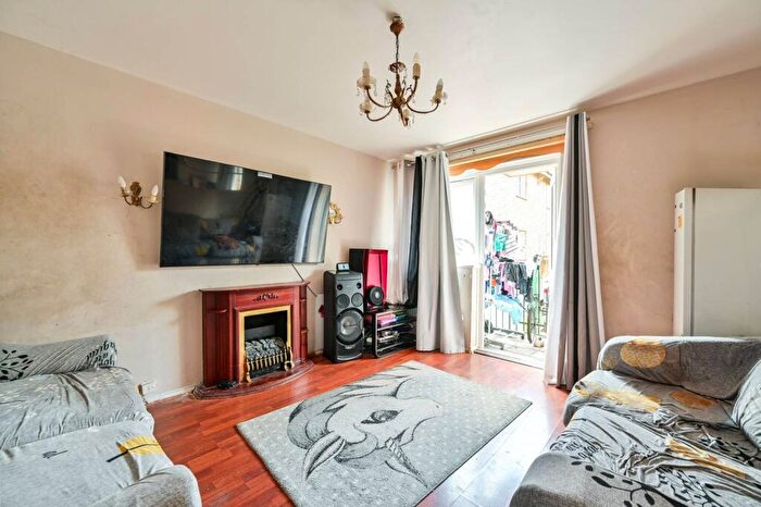 1 Bedroom Flat For Sale In Marlborough Close, Elephant And Castle, London, SE17