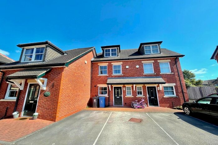 3 Bedroom Mews To Rent In Laburnum Court, Sandy Lane, Lymm, WA13