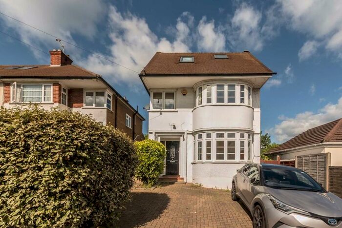 4 Bedroom House To Rent In Cheyne Hill, Surbiton, KT5