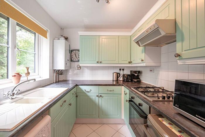 2 Bedroom Flat For Sale In Henry Road, New Barnet, Barnet, EN4