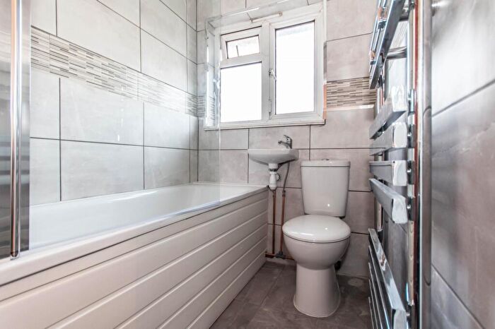 4 Bedroom Apartment To Rent In Ambergate Street, London, SE17